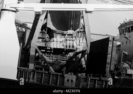 Werft Danzig, Polen. Retro Style schwarz und weiß. Krane, alte Werft Gebäude, Rusty Strukturen. Stockfoto