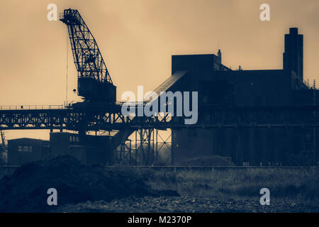 Krane, alte Werft Gebäude, Rusty Strukturen. Fabrikgebäude Stockfoto