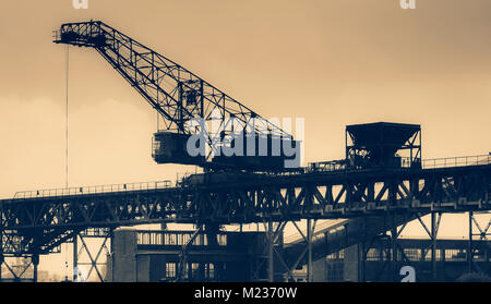 Krane, alte Werft Gebäude, Rusty Strukturen. Fabrikgebäude Stockfoto