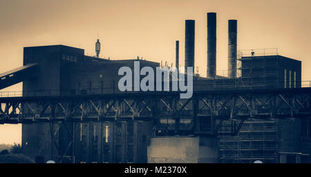 Krane, alte Werft Gebäude, Rusty Strukturen. Fabrikgebäude Stockfoto