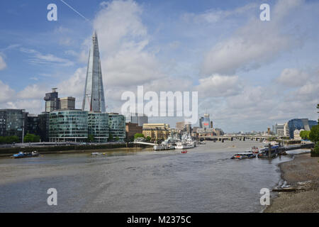 Blick auf den Shard in London von der Nordseite der Themse an einem schönen Tag mit ein wenig Cloud Stockfoto