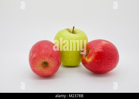 Zwei Rosy Red Jazz Äpfel und eine Golden Delicious Apfel in der Mitte auf einem weißen Hintergrund Stockfoto