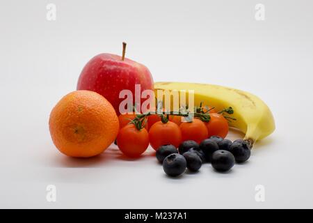 Fünf am Tag - eine Auswahl von frischem Obst, die Ihnen eine gut ausgewogene Ernährung geben kann Stockfoto