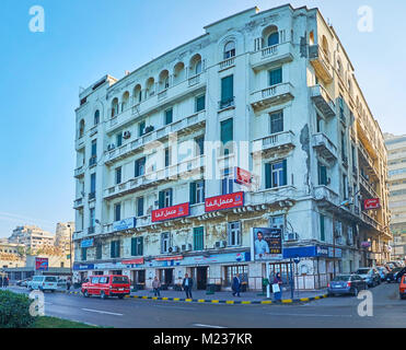 ALEXANDRIA, Ägypten - Dezember 18, 2017: Corniche Avenue mit vielen erhaltenen historischen Bauten, wie Hotels, Restaurants, Verwaltungen und Pub mit Stockfoto