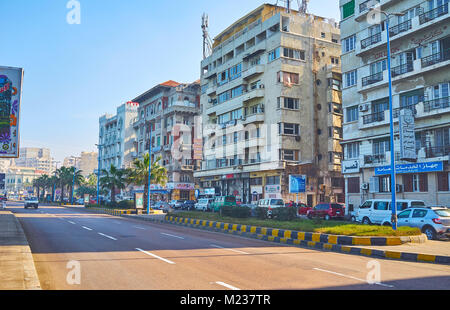 ALEXANDRIA, Ägypten - Dezember 17, 2017: Die Corniche Avenue ist die Hauptstraße der Stadt, erstreckt sich entlang der Küste des Mittelmeeres und cont Stockfoto