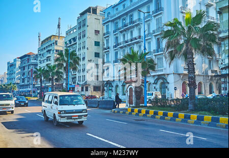 ALEXANDRIA, Ägypten - Dezember 17, 2017: Der Mini bus Fahrten entlang der Corniche Avenue mit Palmen und Kolonialstil Gebäuden auf Hintergrund, auf Dec Stockfoto