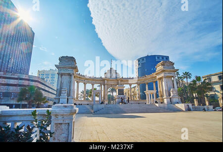 ALEXANDRIA, Ägypten - Dezember 17, 2017: Der Schutz der Ehre am Denkmal des unbekannten Soldaten in El Gondy El Maghool Square, am 17. Dezember in Alexandr Stockfoto