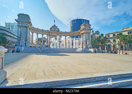 ALEXANDRIA, Ägypten - Dezember 17, 2017: Die malerische Stein Memorial mit dem Grab des Unbekannten Soldaten in El Gondy El Maghool Square, am 17. Dezember in Alexand Stockfoto