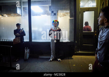 New York City in Manhattan Chelsea Nachbarschaft clown Fancy Dress auf dem Halloween Parade Stockfoto