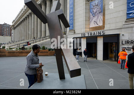 New York City in Manhattan Penn Station moderne Skulptur Stockfoto