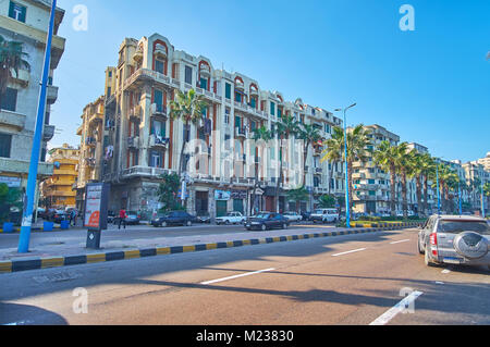 ALEXANDRIA, Ägypten - Dezember 17, 2017: Die Europäische gestaltete Wohngebäude in Corniche Avenue, auch genannt 26 Juli Straße, am 17. Dezember in Al Stockfoto