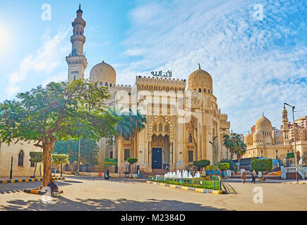 ALEXANDRIA, Ägypten - Dezember 17, 2017: Die geschnitzten Fassade aus Stein von Abu al-Abbas al-Mursi Moschee mit hohen Minarett und Kuppeln, mit komplexen Pat eingerichtet Stockfoto