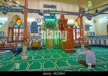 ALEXANDRIA, Ägypten - Dezember 17, 2017: Innenraum des Imam al mihrab Busiri Moschee mit Stein und Holz geschnitzte Minbar (Kanzel), am 17. Dezember in Alexan Stockfoto