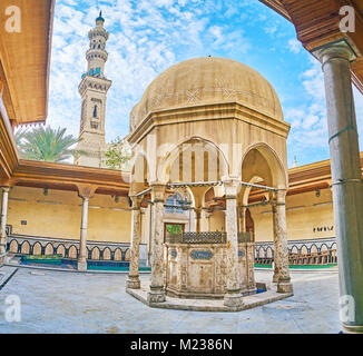 Die Werft von Imam Busiri Moschee mit alten Stein Waschung Brunnen und Minarett von Abu al-Abbas al-Mursi Moschee auf Hintergrund, Alexandria, Ägypten. Stockfoto