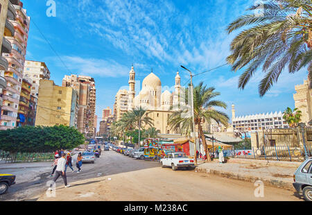 ALEXANDRIA, Ägypten - Dezember 17, 2017: Der Spaziergang entlang der Wohngegend mit modernen Hochhäuser und Sidi Yaqut al-Arshi Moschee auf dem Dista Stockfoto