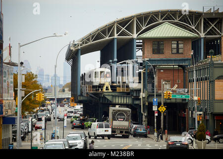 New York City in Manhattan Skyline von Coney Island - Stillwell Avenue Subway terminal in Brooklyn Stockfoto