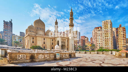 Panorama von Sidi Yaqut al-Arshi Moschee mit dichten mehrstöckigen Gebäuden der Wohngegend auf Hintergrund, Alexandria, Ägypten. Stockfoto