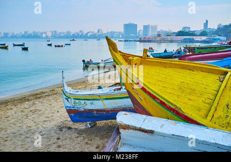 ALEXANDRIA, Ägypten - Dezember 17, 2017: Der östlichen Hafen ist der Nachbarschaft der Fischer der Stadt, hier finden Sie die zentralen Angeln Markt, shipya Stockfoto