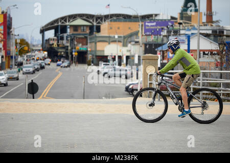 New York city Coney Island - Stillwell Avenue Subway terminal in Brooklyn, Radfahren Bike Radfahrer an der Strandpromenade Stockfoto