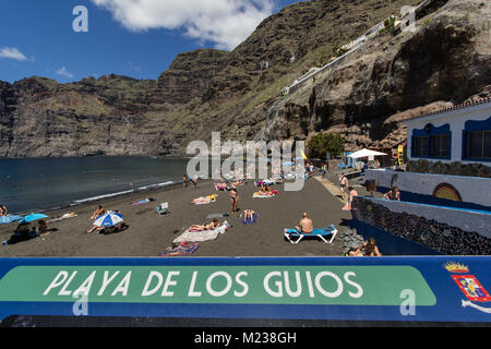Playa de Los Guios Strand und Zeichen in Los Gigantes, Teneriffa, Kanarische Inseln 2016 Stockfoto