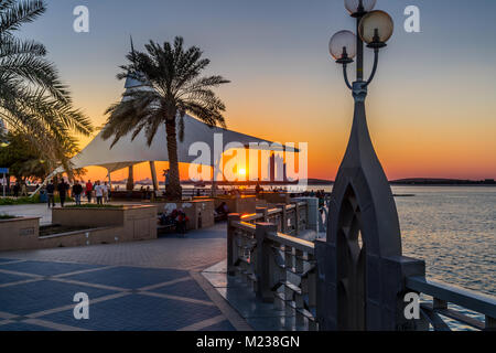 Corniche Boulevard Beach Park entlang der Küstenlinie in Abu Dhabi bei Sonnenuntergang Stockfoto