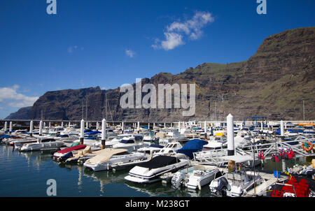 Los Gigantes Hafen voll mit einem Mx verschiedene Motorboote Stockfoto