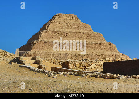 Die Stufenpyramide des Djoser (oder Zoser) in der Nekropole von Sakkara in der Nähe von Memphis, Ägypten Stockfoto
