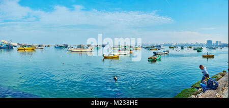 ALEXANDRIA, Ägypten - Dezember 17, 2017: Die Corniche Damm ist der beste Ort, um die Küste zu genießen, mit Blick auf den östlichen Hafen mit seinen zahlreichen fi Stockfoto