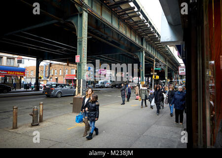 New York city Coney Island, Brighton Beach Avenue im russischen Bezirk, erhöhte u-bahn Linien über der Straße Stockfoto