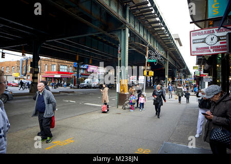 New York city Coney Island, Brighton Beach Avenue im russischen Bezirk, erhöhte u-bahn Linien über der Straße Stockfoto