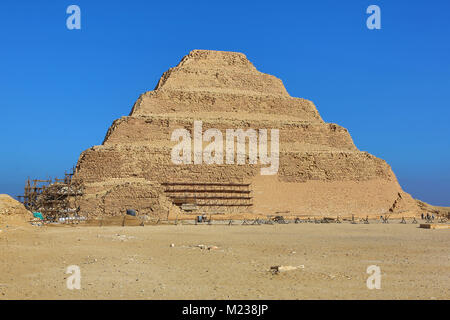 Die Stufenpyramide des Djoser (oder Zoser) in der Nekropole von Sakkara in der Nähe von Memphis, Ägypten Stockfoto