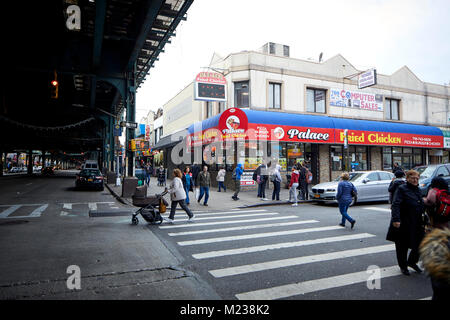 New York city Coney Island, Brighton Beach Avenue im russischen Bezirk, erhöhte u-bahn Linien über der Straße Stockfoto