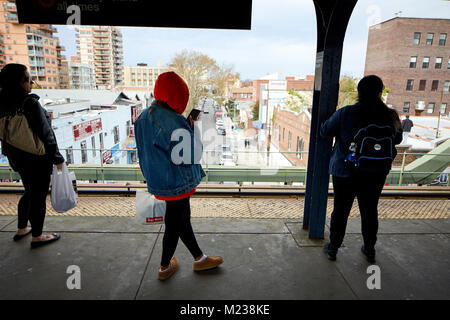 New York city Coney Island, Brighton Beach Avenue im russischen Bezirk, erhöhte u-bahn Linien über der Straße Stockfoto