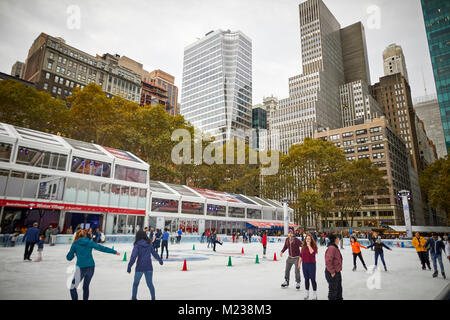 New York City Midtown Manhattan Eisbahn in privat verwalteten öffentlichen Park Bryant Park Stockfoto