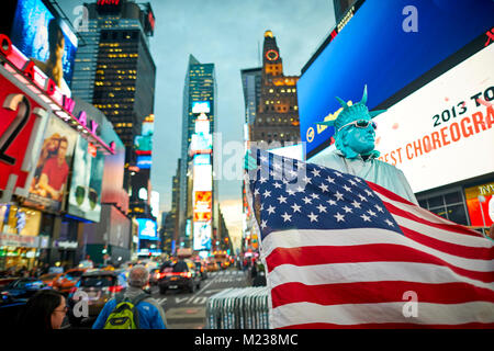 New York City Midtown Manhattan Times Square großen kommerziellen Kreuzung, Reiseziel, Nachbarschaft Broadway und Seventh Avenue Stockfoto