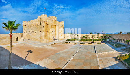 ALEXANDRIA, Ägypten - Dezember 17, 2017: Der Spaziergang auf der Stadtmauer von qaitbay Zitadelle ist die beste Gelegenheit, das Fort mit seinen PRESERV zu übersehen Stockfoto