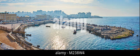 ALEXANDRIA, Ägypten - Dezember 17, 2017: Panorama der westlichen Hafen von Stadtmauern von qaitbay Zitadelle, am 17. Dezember in Alexandria. Stockfoto