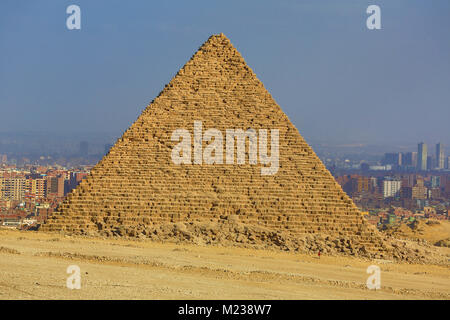 Die Pyramide des Menkaure auf dem Plateau von Gizeh, Kairo, Ägypten Stockfoto