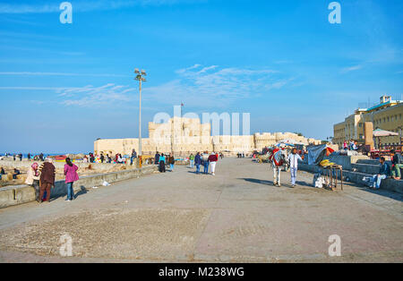 ALEXANDRIA, Ägypten - Dezember 17, 2017: Die qaitbay Zitadelle liegt an der Spitze des Pharos Insel zwischen östlichen und westlichen Häfen, diese Gegend ist po Stockfoto