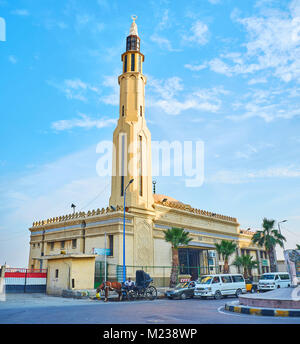 ALEXANDRIA, Ägypten - Dezember 17, 2017: Manar El Islam Moschee an der Corniche entfernt am Fischmarkt und Qaitbay Zitadelle, am 1. Dezember Stockfoto