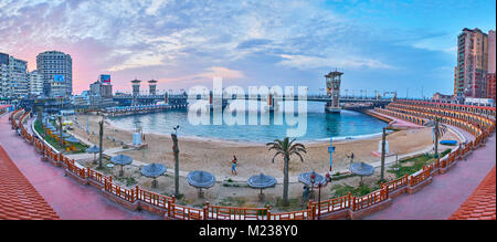 ALEXANDRIA, Ägypten - Dezember 17, 2017: Romantischer Sonnenuntergang an der Küste Stanley Nachbarschaft mit Blick auf den gleichnamigen Sandstrand und malerischen Brücke mit Stockfoto