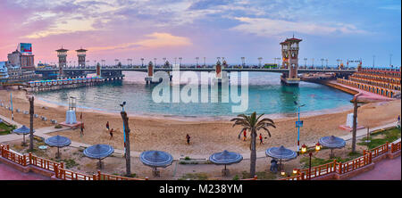 ALEXANDRIA, Ägypten - Dezember 17, 2017: Sonnenuntergang Panorama von Stanley Nachbarschaft mit Blick auf seine ikonische Brücke mit für Islamische gestalteten Türmen und kom Stockfoto