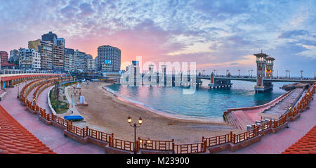 ALEXANDRIA, Ägypten - Dezember 17, 2017: Der Sonnenuntergang Himmel über dem Stanley Beach mit Blick auf den schönen Stanley Brücke, über dem Meer gebaut, o Stockfoto