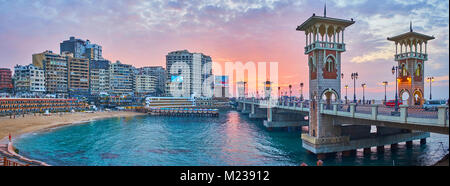 ALEXANDRIA, Ägypten - Dezember 17, 2017: Panorama von Stanley Strand mit Blick auf die malerischen Brücke mit Türmen in den Sonnenuntergang, am 17. Dezember in Alexand Stockfoto