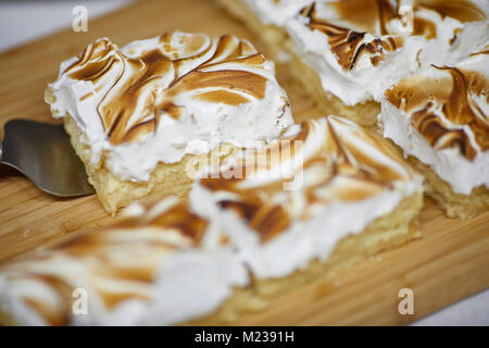 Lemon Meringue Pie ist eine Art gebackene Torte, in der Regel zum Dessert serviert. Stockfoto