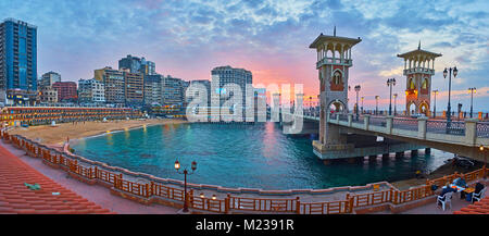 ALEXANDRIA, Ägypten - Dezember 17, 2017: Abendspaziergang rund um den Stanley Beach, wird romantischer Ort am Sunset, Stanley Brücke zieht Touristen Stockfoto