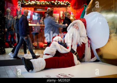 Santa mannequin bei Selfridges Manchester Stockfoto