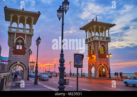 ALEXANDRIA, Ägypten - Dezember 17, 2017: Die angenehmen Spaziergang entlang der geschäftigen Stanley Brücke und genießen Sie den malerischen Sonnenuntergang Himmel, am 17. Dezember in Alexandria. Stockfoto