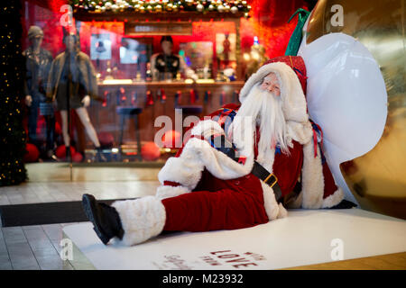 Santa mannequin bei Selfridges Manchester Stockfoto