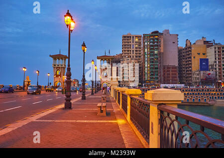 ALEXANDRIA, Ägypten - Dezember 17, 2017: Die abendlichen Spaziergang auf Stanley Brücke mit schönen Laternen, Bänke und eine schöne Aussicht auf Stanley Nachbarschaft Stockfoto